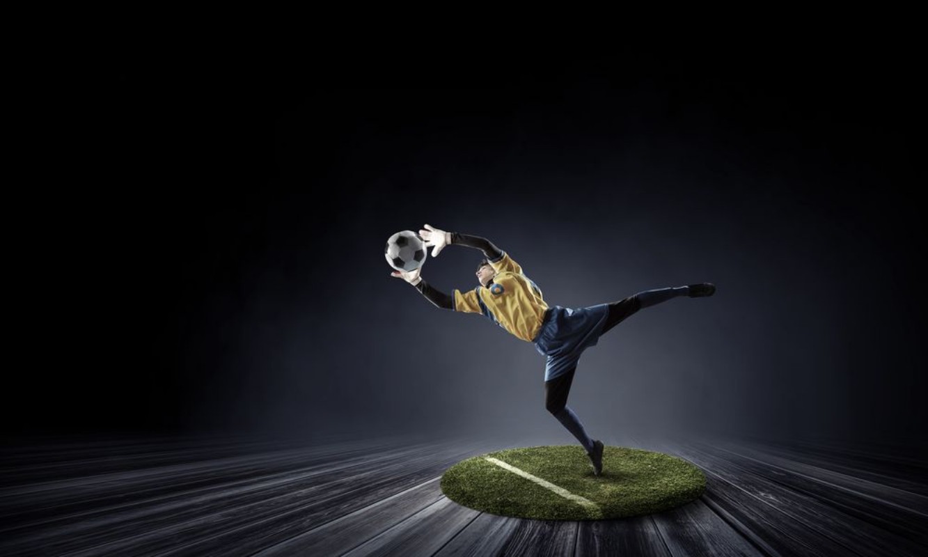 Afbeeldingen van Soccer player on round pedestal Mixed media