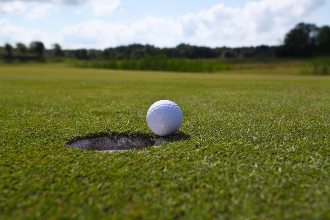 Image de Golf ball almost in the hole