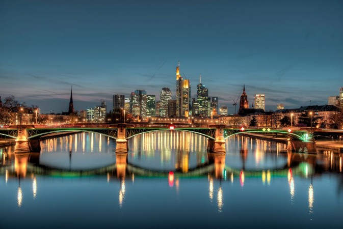 Afbeeldingen van Die Skyline von Frankfurt am Main am Abend