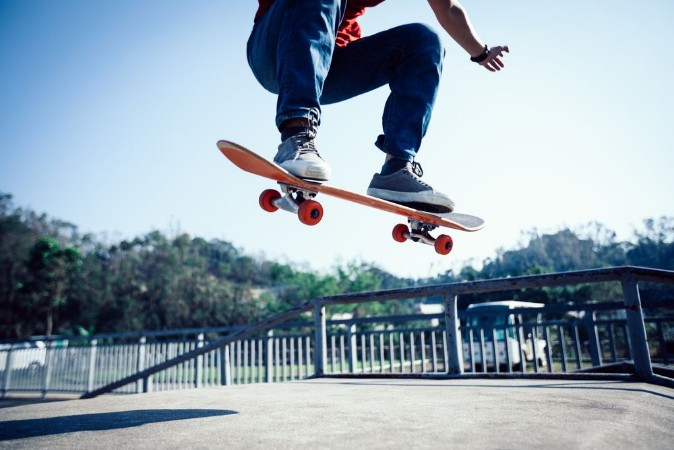 Afbeeldingen van Skateboarder skateboarding at skatepark ramp
