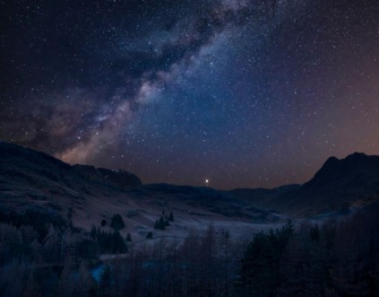 Afbeeldingen van Digital composite image of Milky Way over beautiful landscape image of Blea Tarn in UK Lake District