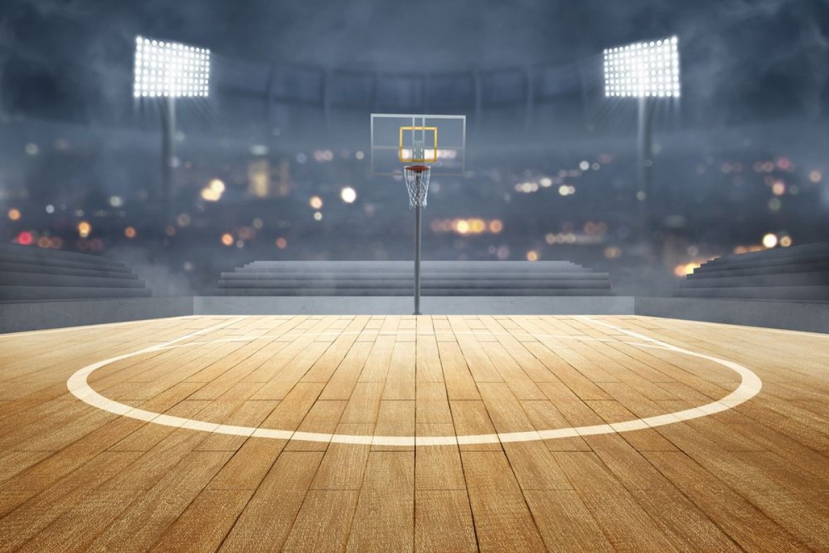 Afbeeldingen van Basketball court with wooden floor lights reflectors and tribune