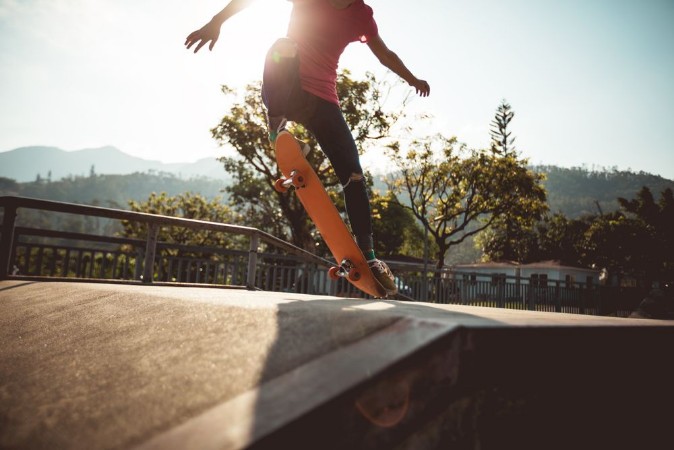 Afbeeldingen van Skateboarder skateboarding on skate park