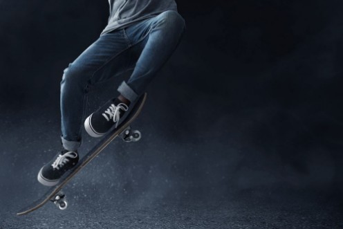 Afbeeldingen van Skateboarder skateboarding on the street
