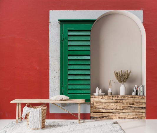 Afbeeldingen van Single window with green shutters set in red wall in Skradin