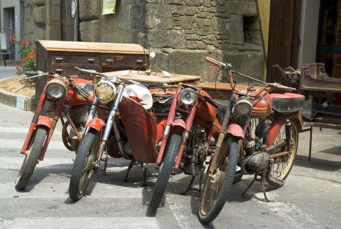 Afbeeldingen van Old mopeds in front of a vintage store