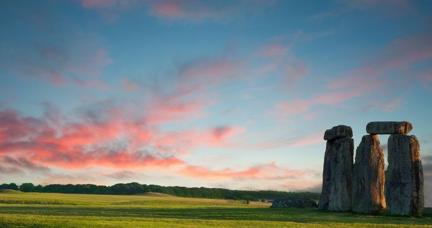Image de Stonehenge against a purple blue sky