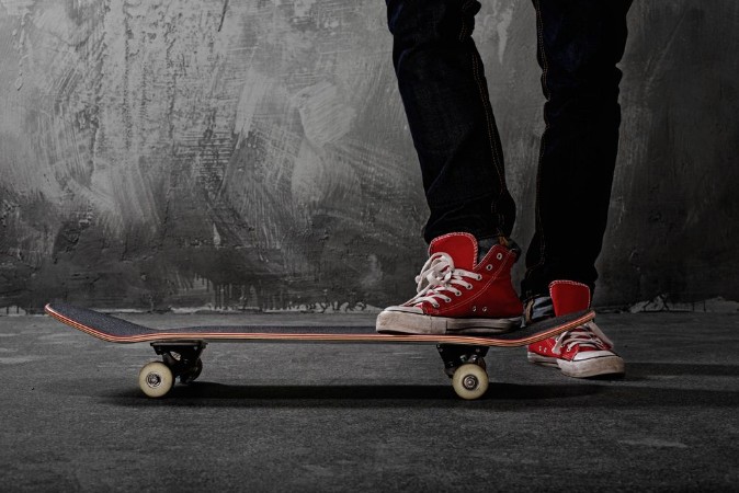 Afbeeldingen van Legs in sneakers on a skateboard