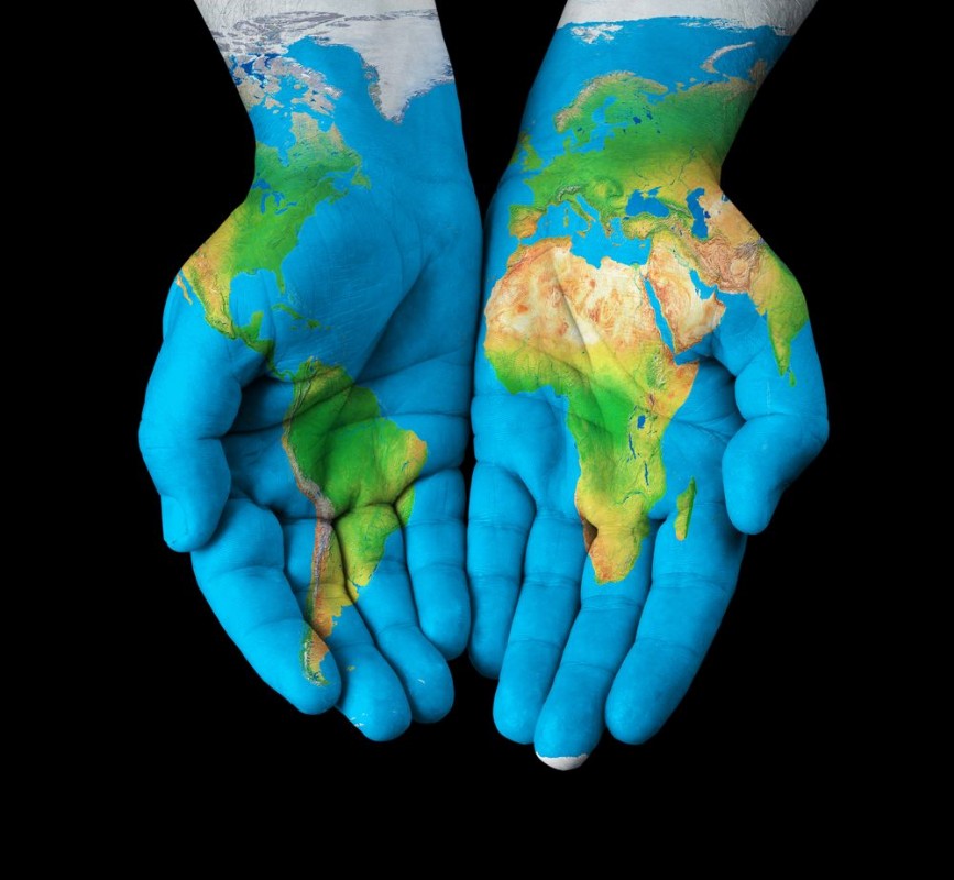 Bild på Map painted on hands showing concept - the world in our hands