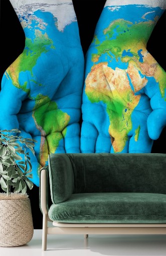 Afbeeldingen van Map painted on hands showing concept - the world in our hands