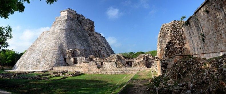 Afbeeldingen van Magician pyramid in the Maya city of Uxmal Yucatan