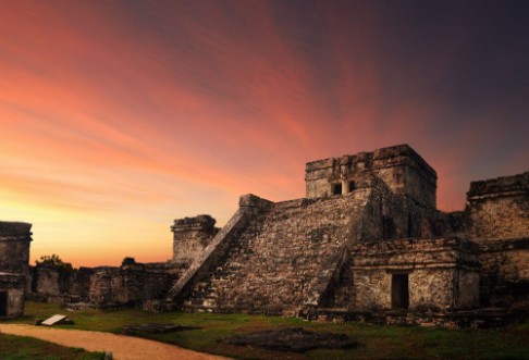 Afbeeldingen van Castillo fortress at sunset in the ancient Mayan city of Tulum