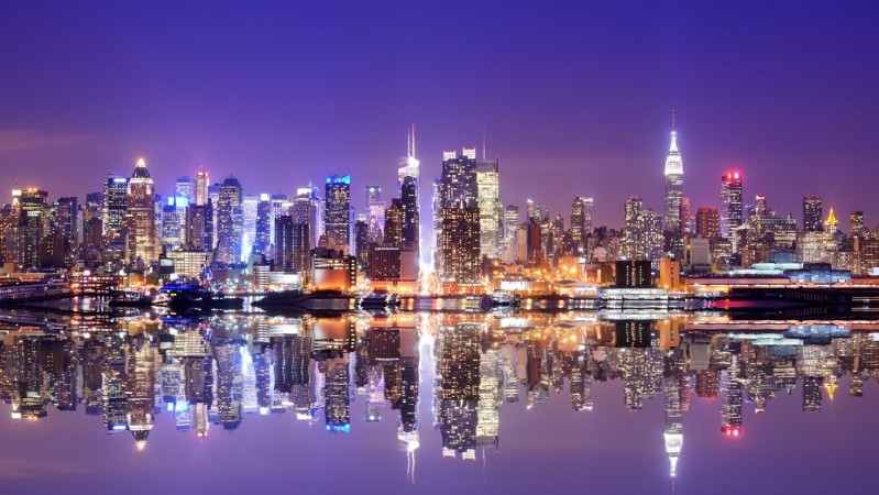 Bild von Manhattan Skyline with Reflections