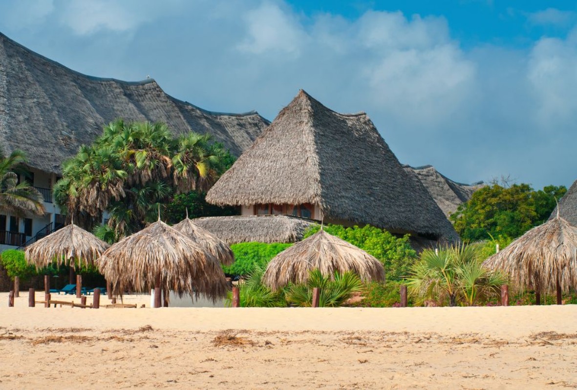 Afbeeldingen van Traditional cottage between palm trees on the beach