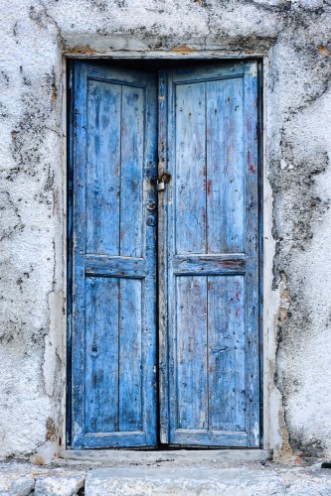 Afbeeldingen van Old weathered blue door in Perissa