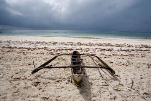 Image de Kenya  plage de Diani  pirogue  balancier