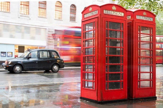 Bild på Red Phone cabines in London and vintage taxiRainy day