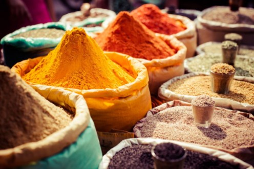 Afbeeldingen van Indian colored spices at local market
