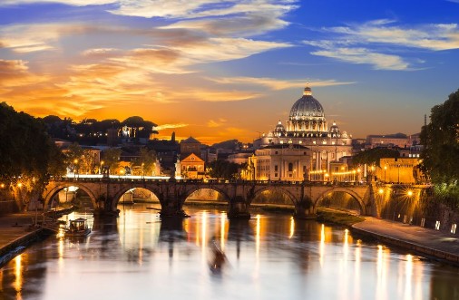 Afbeeldingen van Sunset view of Basilica St Peter and river Tiber in Rome Italy