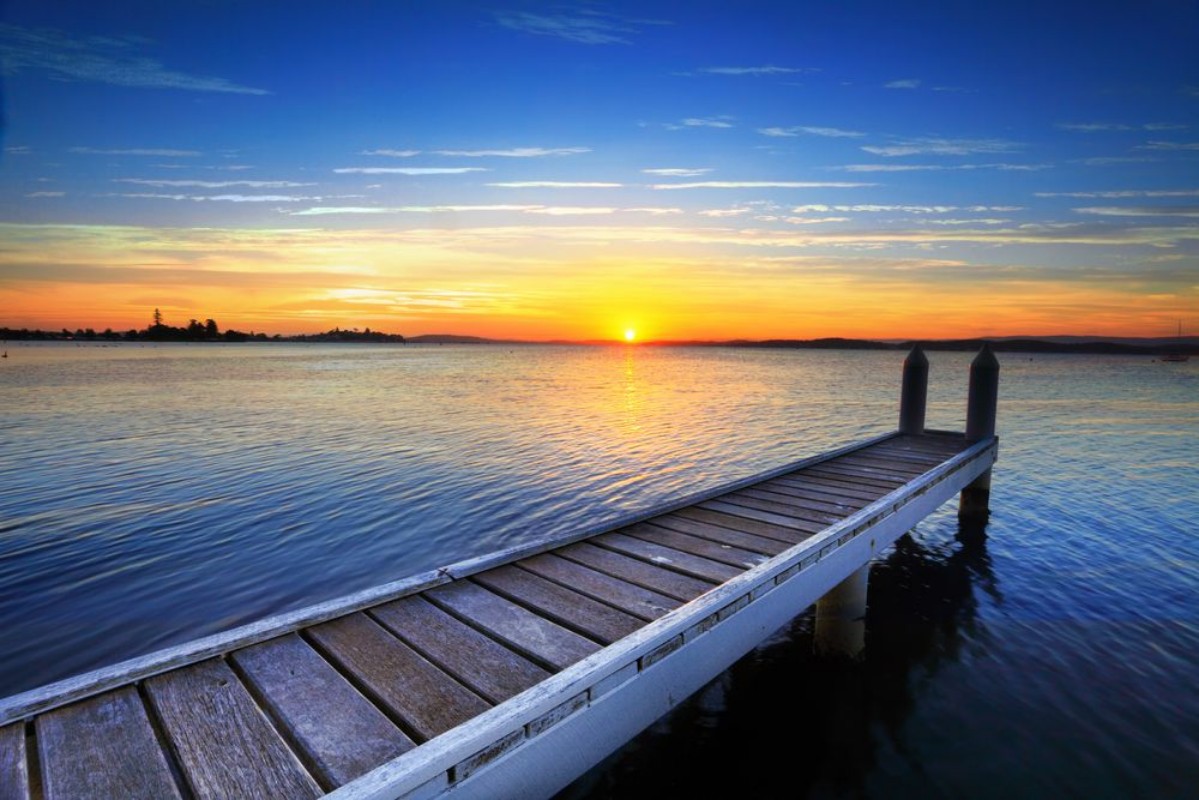 Afbeeldingen van Setting sun behind the boat jetty Lake Maquarie