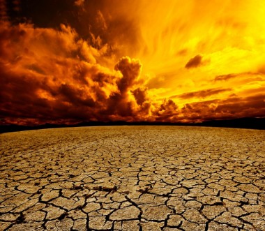 Afbeeldingen van Paisaje deserticoCielo nuboso y suelo agrietado