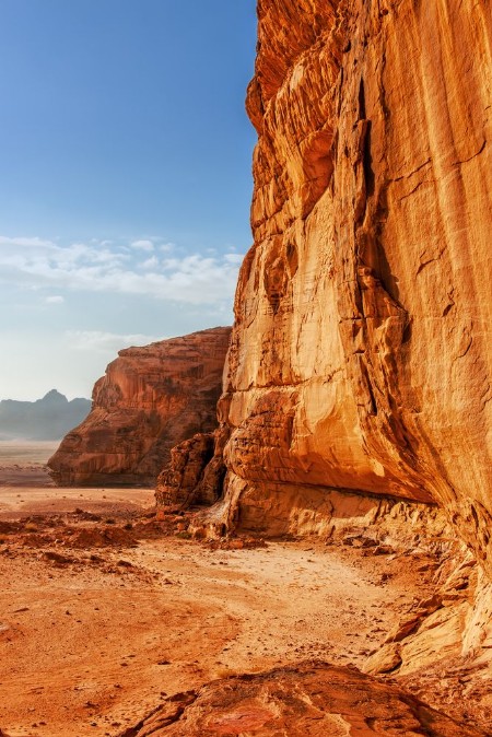 Afbeeldingen van Red sandstone cliff in the desert of Wadi Rum
