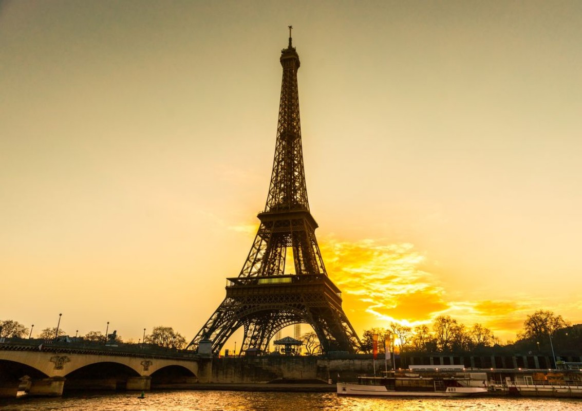 Afbeeldingen van Eiffel tower at sunrise Paris