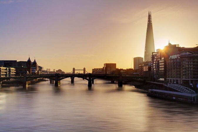 Afbeeldingen van City of London skyline at sunrise UK