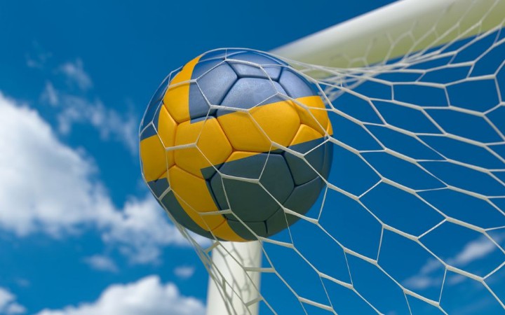 Afbeeldingen van Sweden flag and soccer ball in goal net