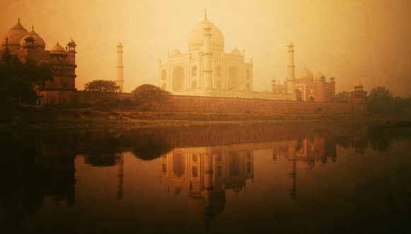 Bild på Golden Textured Picture of Taj Mahal Scenery
