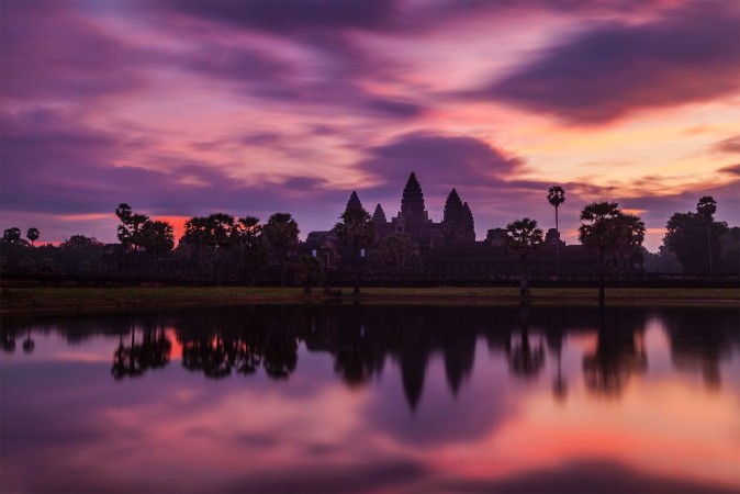 Afbeeldingen van Angkor Wat - famous Cambodian landmark - on sunrise
