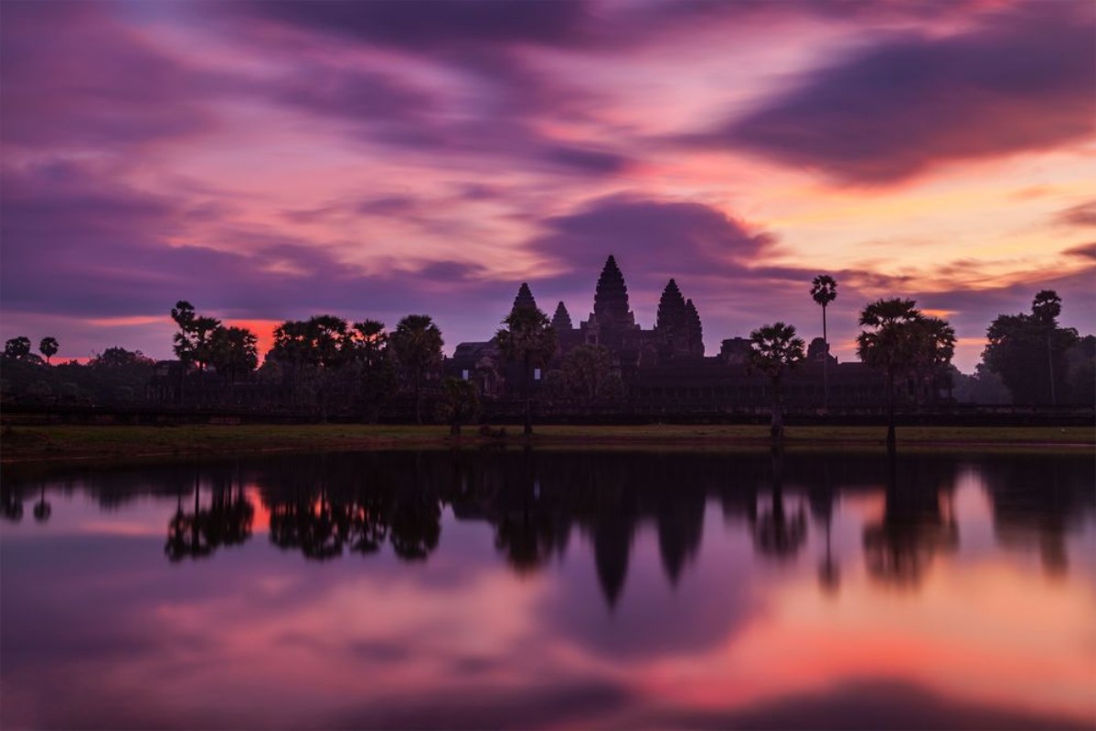 Bild på Angkor Wat - famous Cambodian landmark - on sunrise