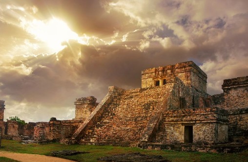 Afbeeldingen van Castillo fortress at sunrise in the ancient Mayan city of Tulum