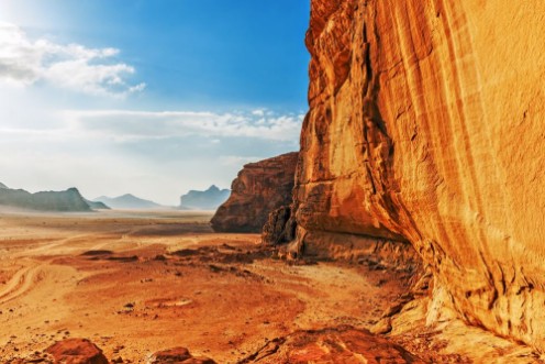Bild på Red sandstone cliff in the desert of Wadi Rum