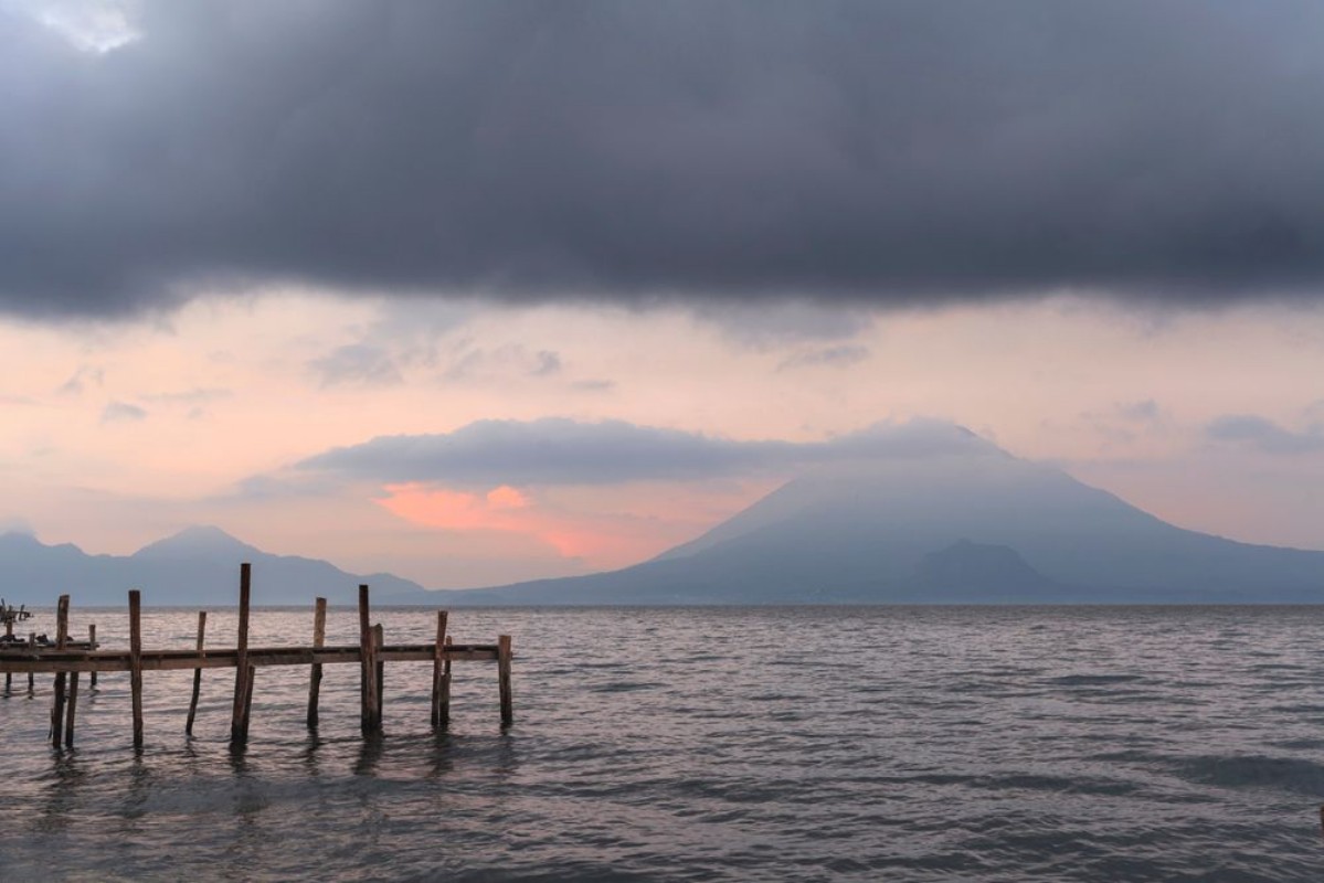 Afbeeldingen van Pier on the Atitlan Lake in Guatemala at Sunrise