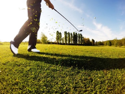 Image de Golfer performs a golf shot from the fairway