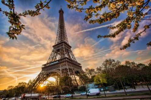 Afbeeldingen van Eiffel Tower against sunrise  in Paris France
