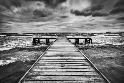Bild på Old wooden jetty during storm on the sea Dramatic sky