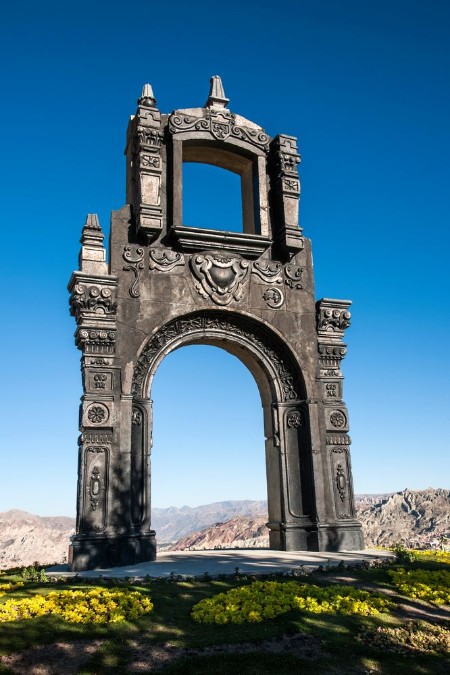 Afbeeldingen van Ancient Ornate arch La Paz Bolivia