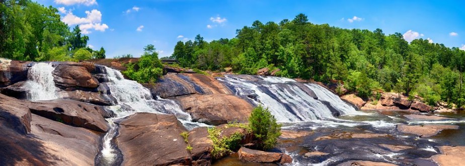 Afbeeldingen van Rushing waterfalls at High Falls State Park in GA