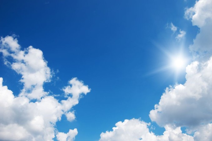 Blue sky and sun photowallpaper Scandiwall