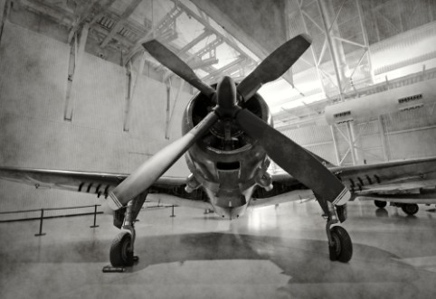 Afbeeldingen van Old airplane in a hangar
