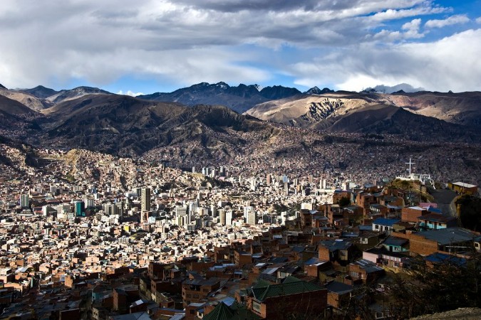 Afbeeldingen van La Paz from above with Nevado Illamani in the distance Bolivia