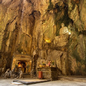 Afbeeldingen van Buddhist pagoda in Huyen Khong cave in Marble Mountains at Da Na