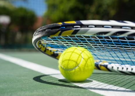 Afbeeldingen van Close up view of tennis racket and balls on  tennis court