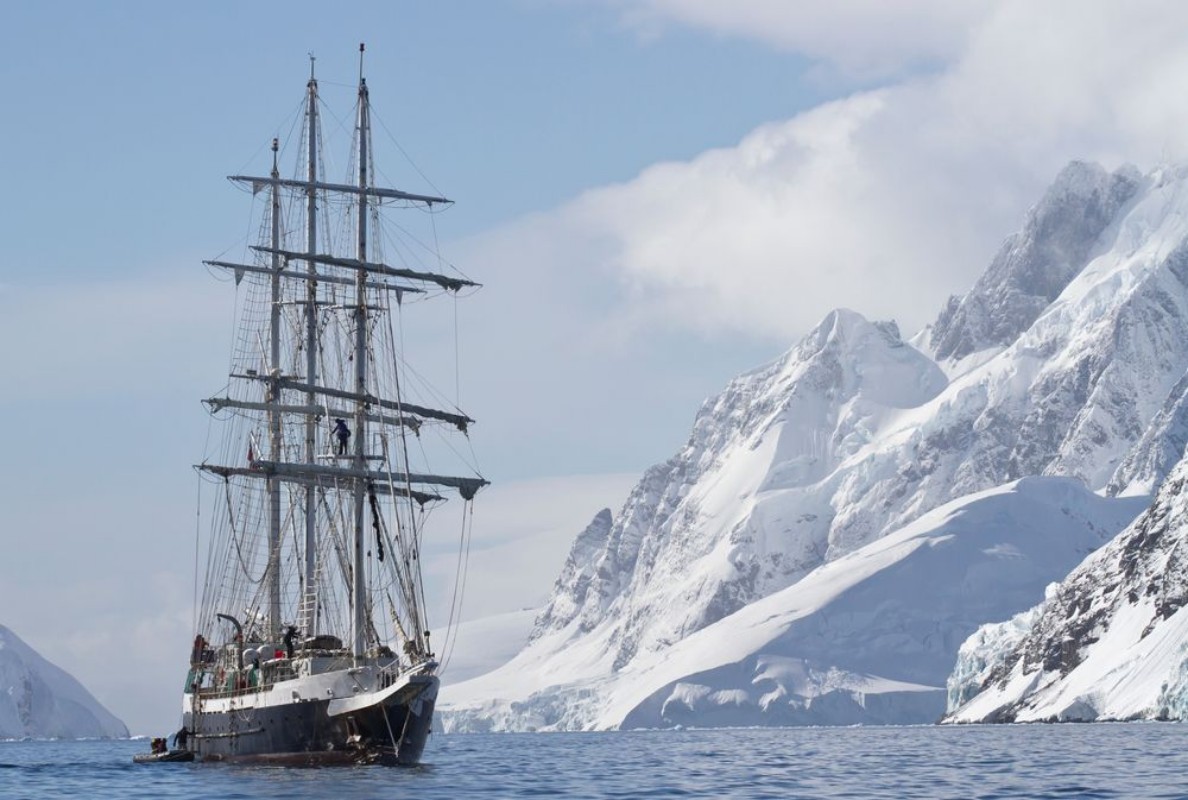 Afbeeldingen van Tourist ship sailing summer day on a background of mountain peak