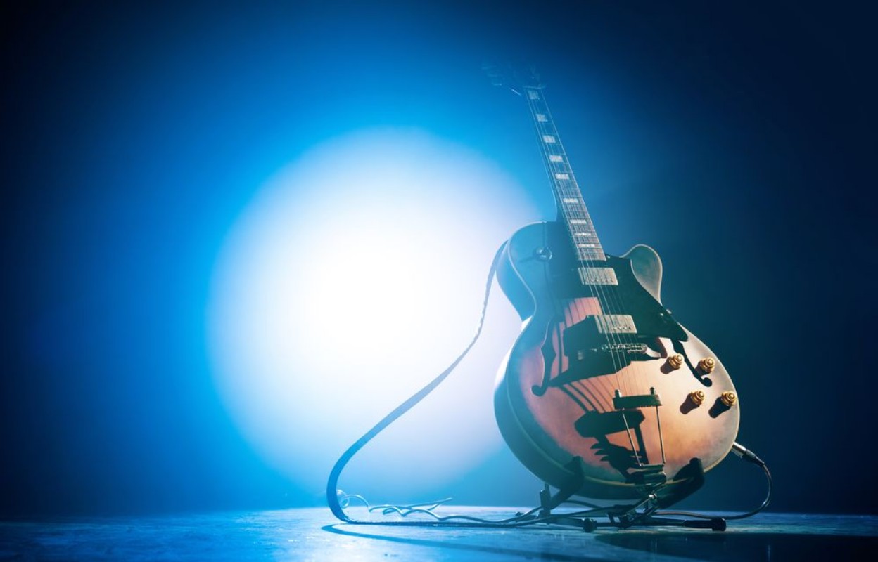 Afbeeldingen van Electric guitar on a blue background