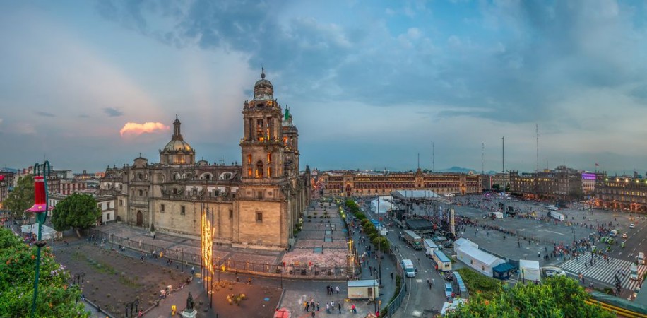 Bild på Zocalo square and Metropolitan cathedral of Mexico city