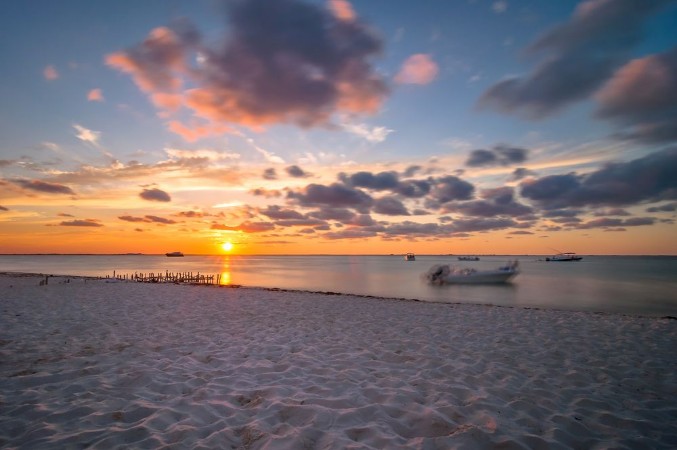 Afbeeldingen van Sunset on tropical beach in Isla Mujeres Mexico