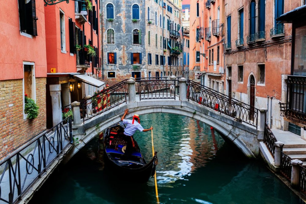Afbeeldingen van Venice Italy - Gondolier and historic tenements